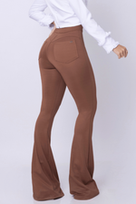 Calça Flare Básica com Bolsos Empina Bumbum Marrom