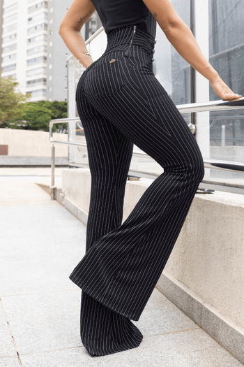 Calça Flare com Botões e Bolso Risca de Giz