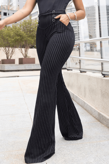 Calça Flare com Botões e Bolso Risca de Giz