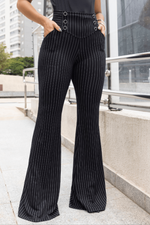 Calça Flare com Botões e Bolso Risca de Giz